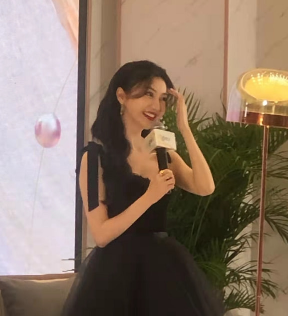 33歲景甜穿黑裙現身活動，生圖被贊人間富貴花，“嬰兒肌”搶鏡