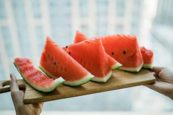 它被稱為“瓜中之王”，但有用的瓜皮卻被你扔了！西瓜皮這樣吃，養生又美味