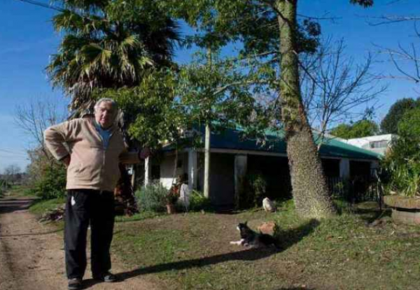 世界最窮總統:睡爛木房,自己耕地種菜,守衛僅2位警察+1條狗 世界最窮總統:睡爛木房,自己耕地種菜,守衛僅2位警察+1條狗