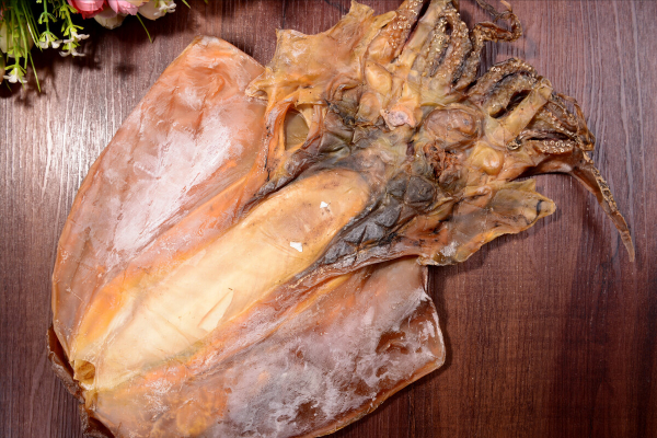 泡發乾魷魚，只用水泡可不行，加入2樣東西，泡得又大又新鮮