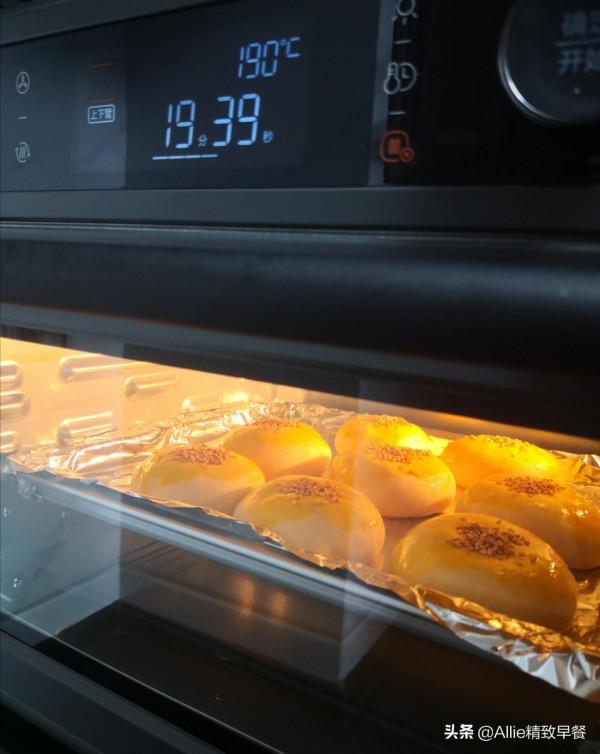 蒸包子吃膩了試試烤包子吧，外酥裡軟又多汁，搭配蘿蔔湯，助消化