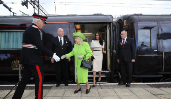 梅根有多不拘小節？冬天穿毛衣汗打溼腋下，和英女王出訪蹺二郎腿