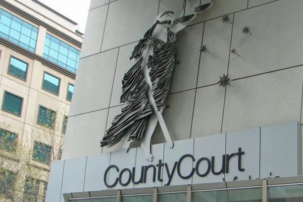 澳州70歲老奶奶14年間從公司偷走70多萬公款！辯稱：都是為了我女兒