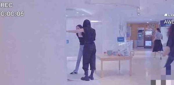 李嫣現身醫院繪畫，展露藝術家天賦，穿黑色吊帶辣妹風十足