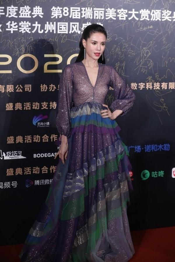 “最經典小龍女”李若彤顏值真保鮮,紫色柔紗裙太明媚,氣質絕了 “最經典小龍女”李若彤顏值真保鮮,紫色柔紗裙太明媚,氣質絕了