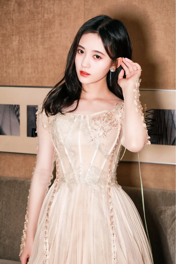 明星化妝也互相模仿？白開水妝容受追捧，有人美出圈有人像沒睡醒