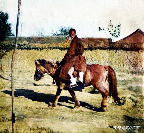 1908年的彰德府（今安陽）鄉村，老人騎馬出行，小夥阻止洋人照相