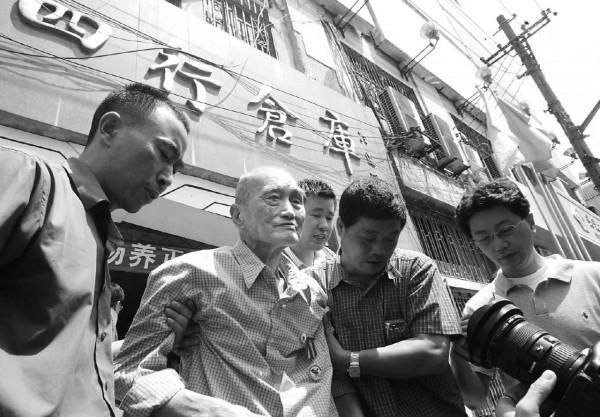 “八佰壯士”老兵王文川堅守秘密60年，重返上海泣不成聲