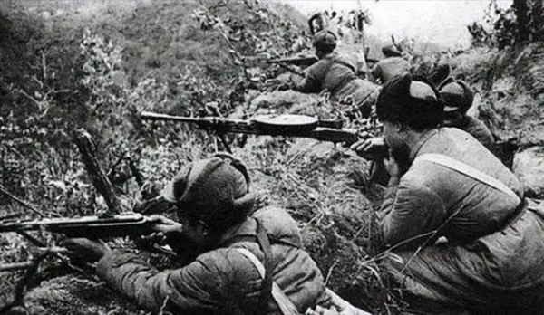 抗美援朝：猖狂的美軍炸死我國村民，志願軍怒而反擊，斃敵5000人