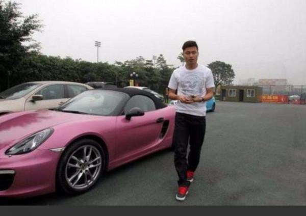 看看國足的座駕,偏愛保時捷,比賽可以輸,座駕一定要豪 看看國足的座駕,偏愛保時捷,比賽可以輸,座駕一定要豪