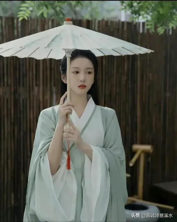 她是四川師範大學的校花,也是校園裡的超級學霸 她是四川師範大學的校花,也是校園裡的超級學霸