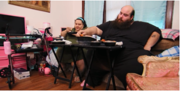 美國肥胖夫妻，兩人體重加起來超過1200斤，走幾步都累得不行