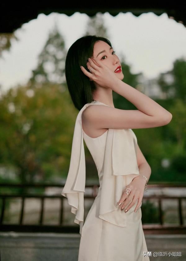 毛曉彤，出水芙蓉般的清新容貌，靈動唯美，非常恬靜的小姐姐