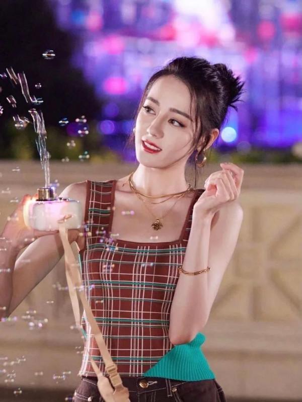 朱珠曬全家福,她的金耳環好搶鏡 朱珠曬全家福,她的金耳環好搶鏡