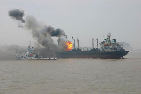 1986年“德堡輪”特大海難,五千噸巨輪沉沒,中國船員僅兩人生還 1986年“德堡輪”特大海難,五千噸巨輪沉沒,中國船員僅兩人生還