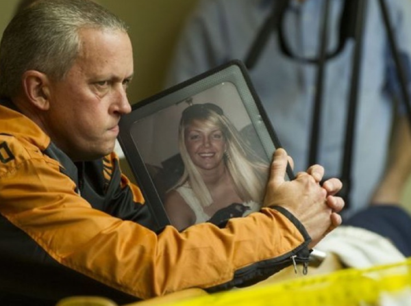 2007年美國情侶被綁架姦殺，女生被悶死在垃圾桶，男生死後遭焚屍