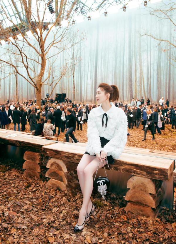 江疏影一襲白裙亮相金雞獎，盡顯牛奶肌好身材，白到發光