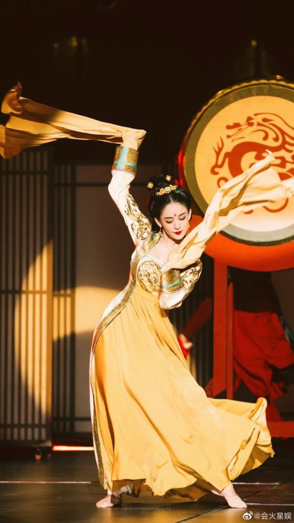 娜扎一曲國風舞蹈秀,宛若畫中仙 娜扎一曲國風舞蹈秀,宛若畫中仙