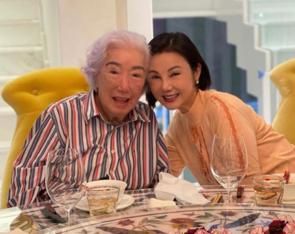 許冠文攜妻參加聚會,結婚49年仍恩愛,霍英東兒媳息影40年罕露面 許冠文攜妻參加聚會,結婚49年仍恩愛,霍英東兒媳息影40年罕露面