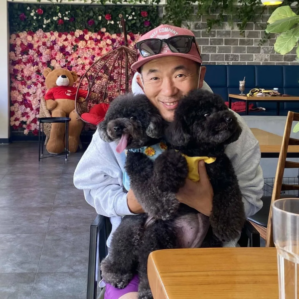 樂壇頑童近況曝光！被嬌妻拋棄、弟弟去世，獨居豪宅卻只能睡客廳