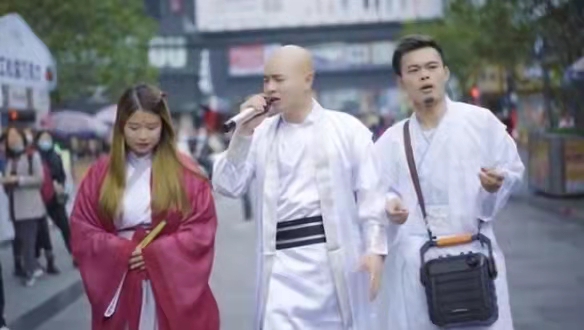 四川雨澤為何要剃光頭扮演小僧街頭撩妹賣唱?他經歷了什麼? 四川雨澤為何要剃光頭扮演小僧街頭撩妹賣唱?他經歷了什麼?