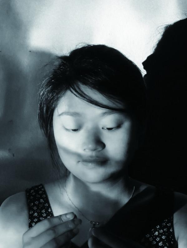 她用瞬息萬變、充滿活力的筆觸,繪出一道肖像的“彩虹” 她用瞬息萬變、充滿活力的筆觸,繪出一道肖像的“彩虹”