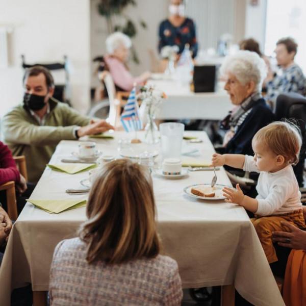 盧森堡小王子呆萌營業！蹣跚學步膽突突，自己拿勺“乾飯”太可愛