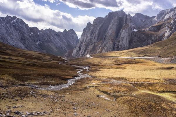 一車兩人一狗子開蔚來走秘境洛克之路 一車兩人一狗子開蔚來走秘境洛克之路
