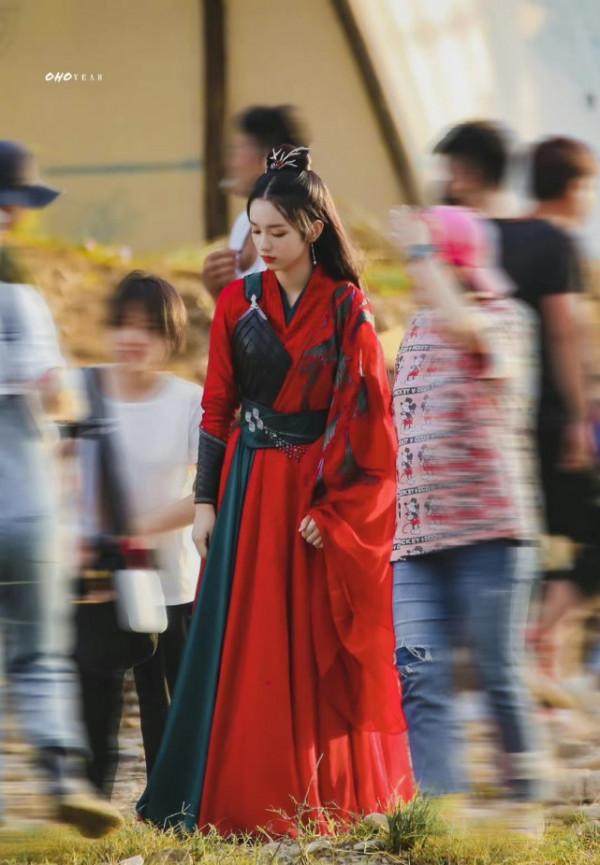 周也侯明昊合作新劇，黑袍造型霸氣拉滿，各種風格都能駕馭