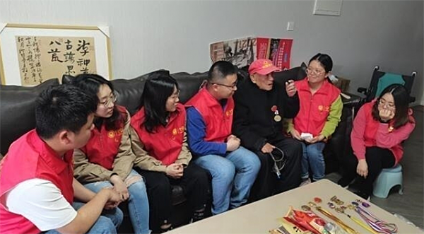 抗戰老兵61歲生下一子，年近百歲兒子卻欠錢失聯，身陷被催債困境