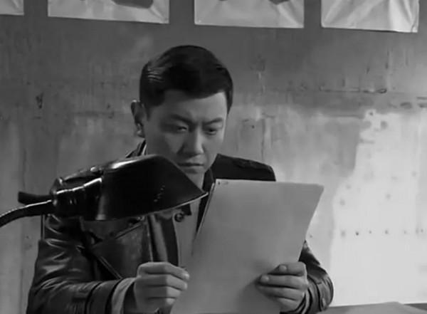 1999年老人拿著報紙失聲痛哭:這麼多年,我的身份終於可以公開了 1999年老人拿著報紙失聲痛哭:這麼多年,我的身份終於可以公開了