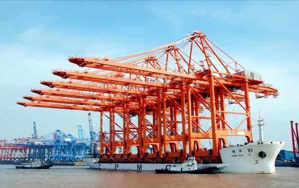 中國振華30超級起重船有多厲害？重量14萬噸，滿油可繞地球一圈半
