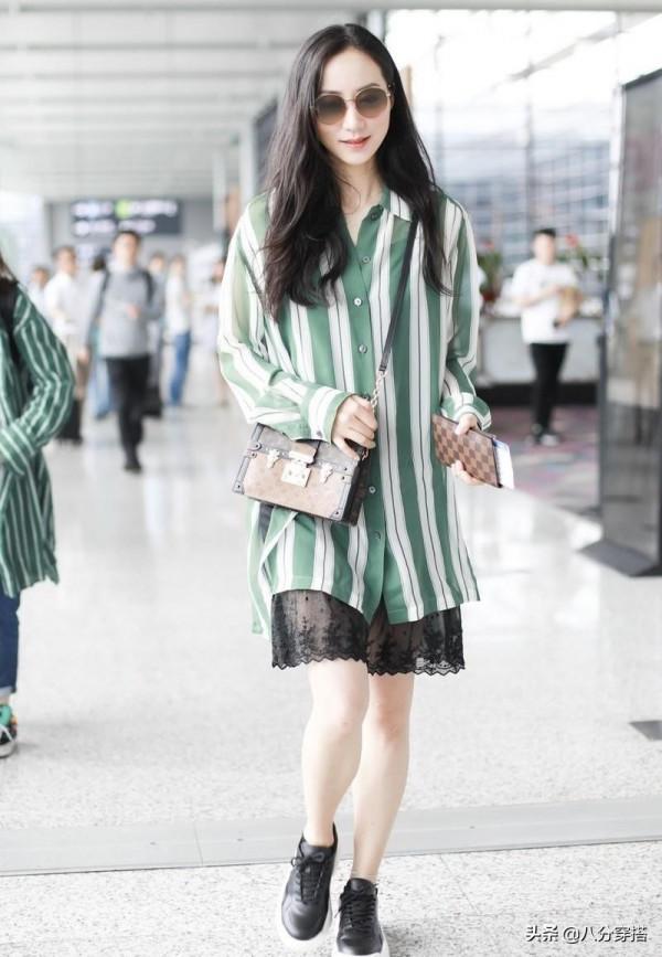 韓雪又穿火了“條紋襯衫”，配黑色蕾絲半身裙精緻時髦，優雅大方