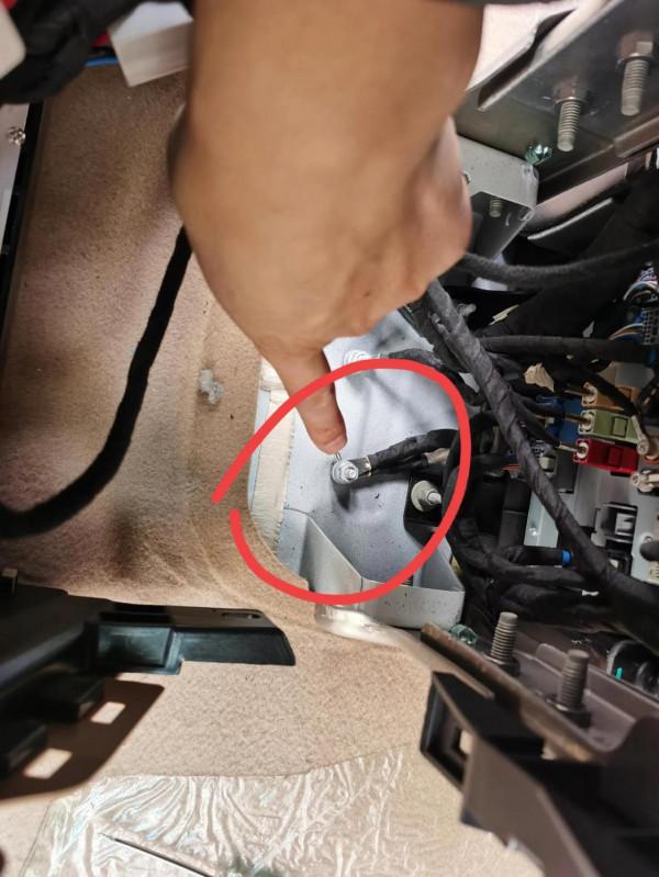 手把手教你安裝別克GL8嵌入式扶手箱