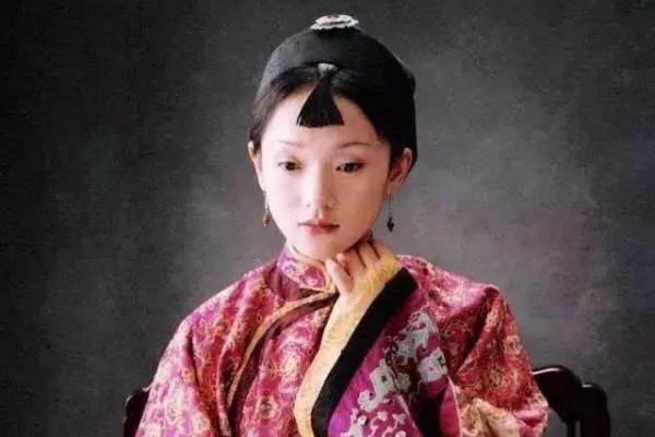 用每年一張劇照的形式，呈現周迅17歲至47歲出道30年的容貌變化