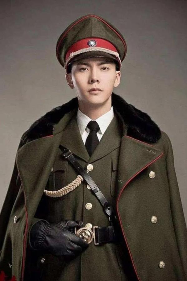 新一代明星軍裝帥照，誰是你的菜？