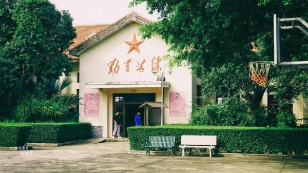 馮小剛花3500萬建了個文工團大院,只為拍攝《芳華》,值得一看嗎 馮小剛花3500萬建了個文工團大院,只為拍攝《芳華》,值得一看嗎