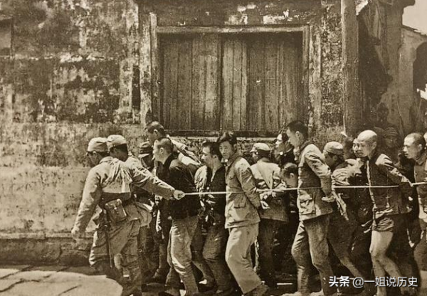 日本侵華一張擺拍宣傳照,日本兵炮火中救老大娘?照片漏洞百出 日本侵華一張擺拍宣傳照,日本兵炮火中救老大娘?照片漏洞百出