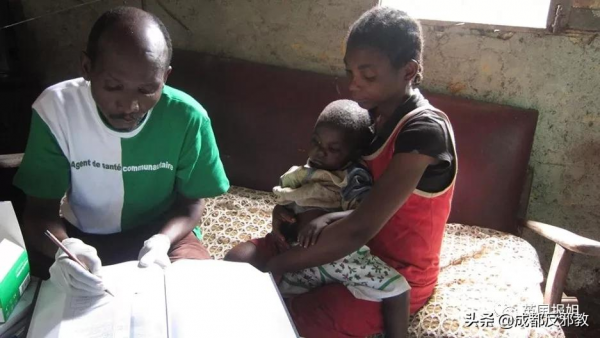 美國牧師製造的“神藥”能治療艾滋?這5萬非洲人喝下的其實是漂白劑! 美國牧師製造的“神藥”能治療艾滋?這5萬非洲人喝下的其實是漂白劑!