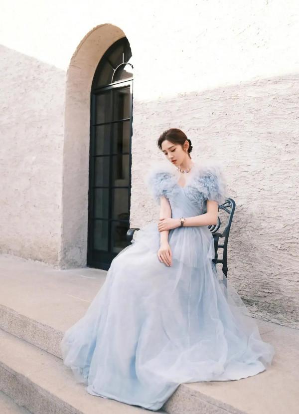 唐藝昕身穿一襲泡芙裙盡顯嫵媚動人