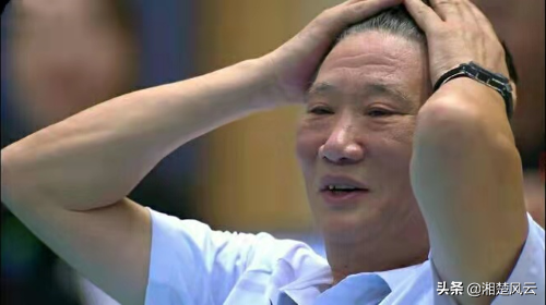 實力懸殊，廣東女排遭遼寧隊0-3橫掃，老帥方巖抱頭露出苦澀笑容