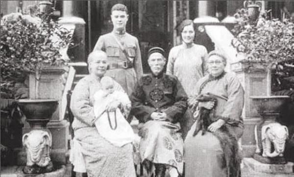 嫁給首富一直無子，麥秀英勸說表妹當妾，表妹連生10子成平妻