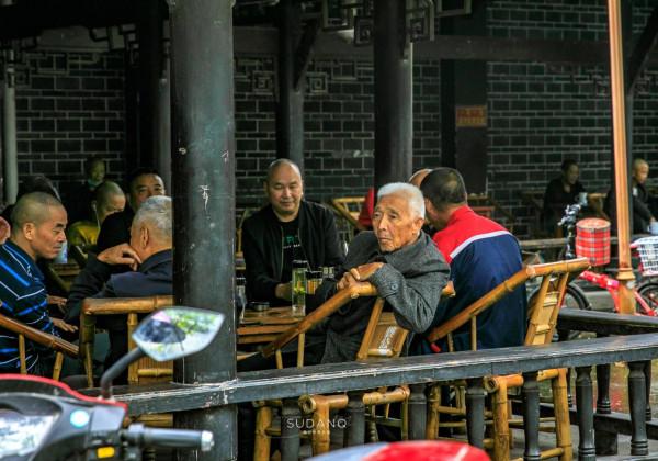 四川人太太太淡定！在“古墓”旁喝茶聊天，2元一杯茶喝得真巴適