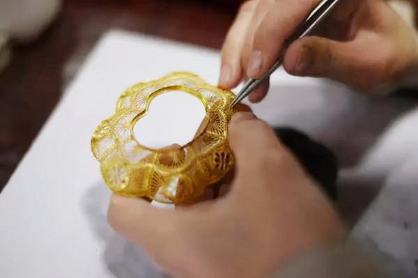 97年，兩滴液體落在化學家卡倫的手套，進醫院3周深度昏迷致身亡