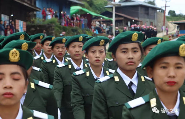緬甸德昂軍35名新畢業女軍官集體亮相