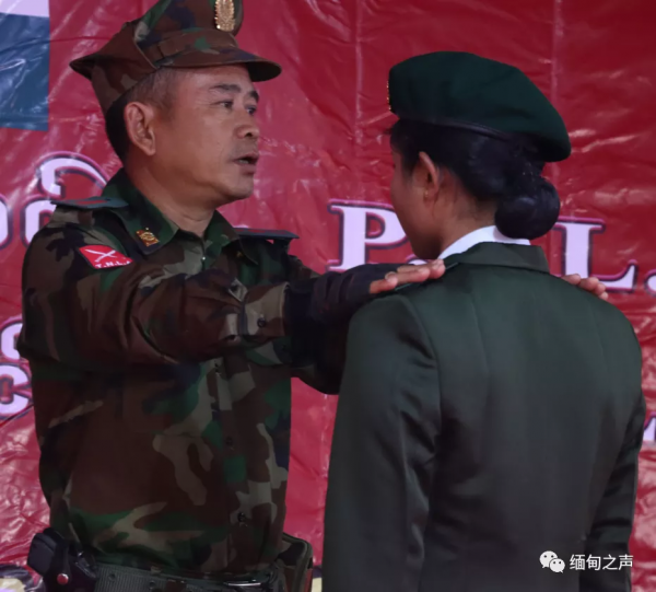 緬甸德昂軍35名新畢業女軍官集體亮相