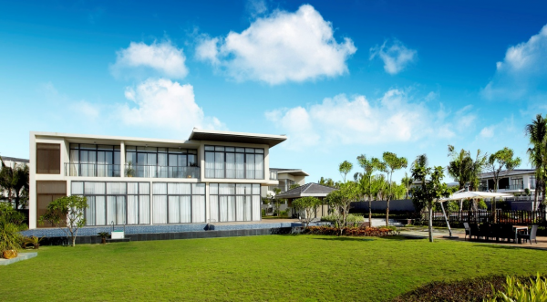 富力地產副總經理李倩是女高管留短髮很乾練 在一個地方多年沒變過