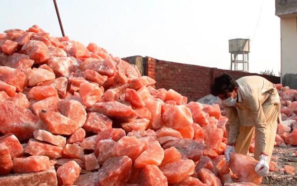 喜馬拉雅鹽是什麼鹽？要2億多年才能形成？為啥禁止出口印度