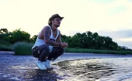 問題國腳的華麗蛻變，30歲掛靴震驚足壇，如今成搖滾歌星