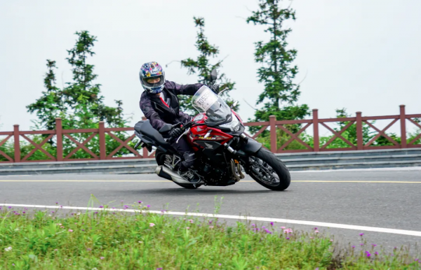 缺少個性但很平順好騎，還是很本田-CB400X動態體驗